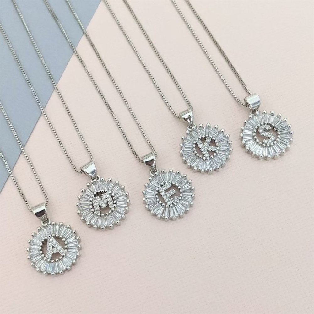 ๐ White Gold -R- Initial Necklace - Picture 2 of 6